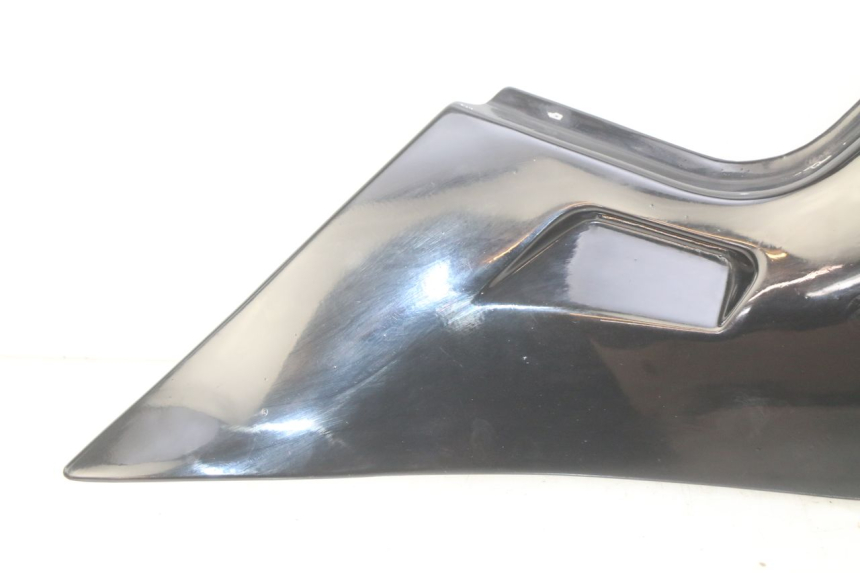 photo de OSŁONA POD LEWYM SIEDZENIEM SUZUKI GSX-F GSX  F 1100 (1988 - 1994) - Zbliżenie techniczne