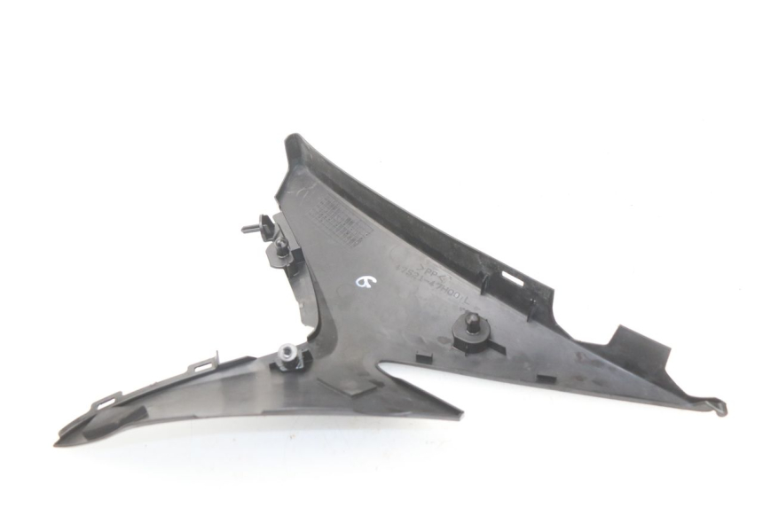 photo de OSŁONA POD LEWYM SIEDZENIEM SUZUKI GSX-R GSXR K16 1000 (2012 - 2016) - Zoom stanu zużycia