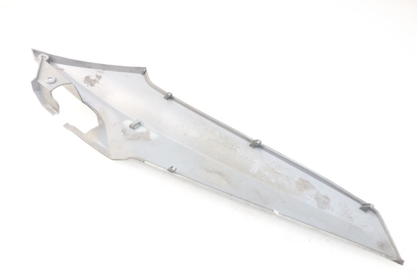 photo de OSŁONA POD LEWYM SIEDZENIEM SYM GTS EFI ABS 125 (2012 - 2016) - Szczegół części