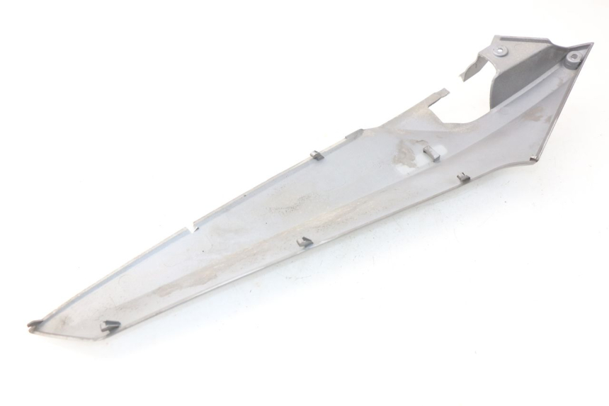 photo de OSŁONA POD LEWYM SIEDZENIEM SYM GTS EFI ABS 125 (2012 - 2016) - Zoom stanu zużycia