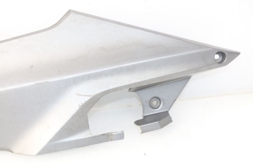 photo de OSŁONA POD LEWYM SIEDZENIEM SYM GTS EFI ABS 125 (2012 - 2016) - Punkty mocowania