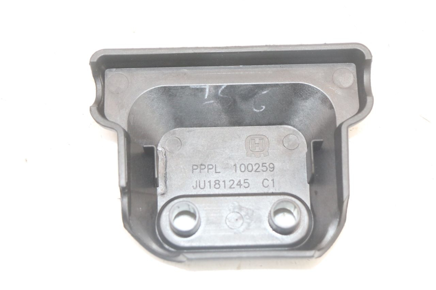 photo de OSŁONA POD LEWYM SIEDZENIEM HUSQVARNA SVARTPILEN 401 (2018 - 2023) - Zoom stanu zużycia