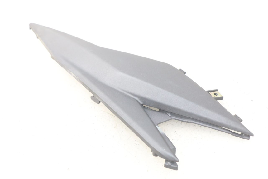 photo de OSŁONA POD LEWYM SIEDZENIEM SYM JET 4 4T 50 (2018 - 2021) - Szczegół części