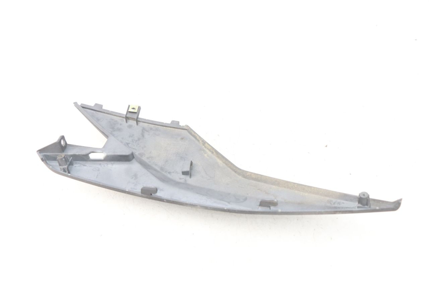 photo de OSŁONA POD LEWYM SIEDZENIEM SYM JET 4 4T 50 (2018 - 2021) - Zbliżenie techniczne