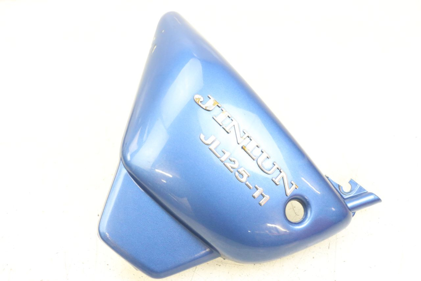 photo de OSŁONA POD LEWYM SIEDZENIEM JINLUN JL HIGHLANDER 125 (2007 - 2015) - Zbliżenie techniczne