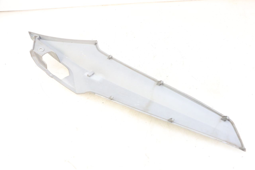 photo de OSŁONA POD LEWYM SIEDZENIEM SYM JOYMAX 125 (2010 - 2017) - Zoom stanu zużycia