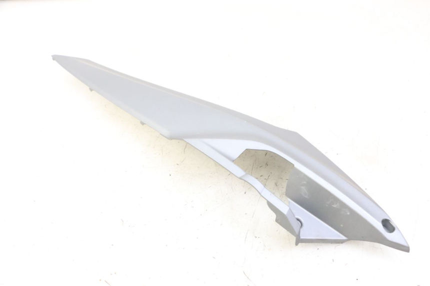 photo de OSŁONA POD LEWYM SIEDZENIEM SYM JOYMAX 125 (2010 - 2017) - Zbliżenie techniczne