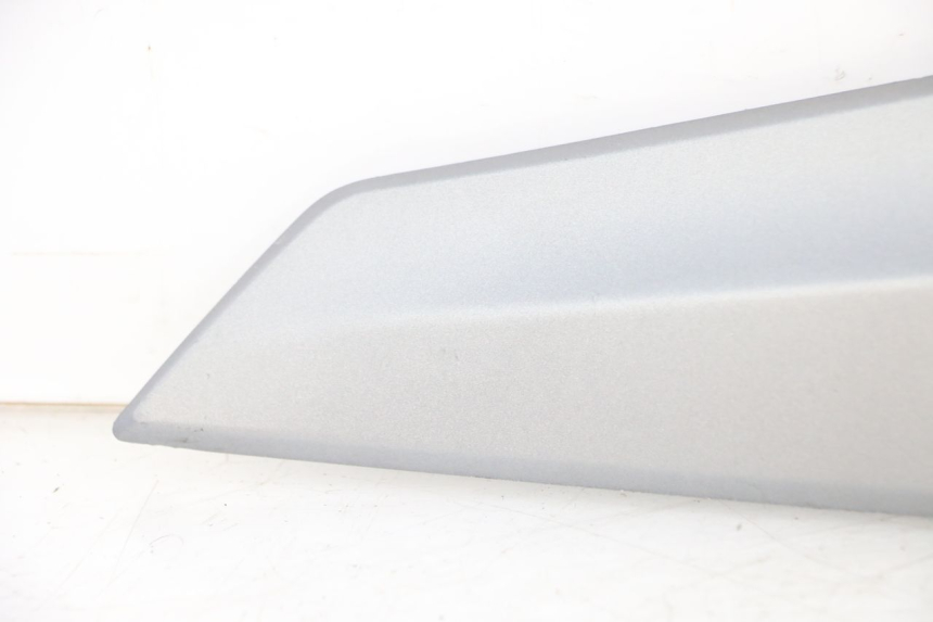 photo de OSŁONA POD LEWYM SIEDZENIEM SYM JOYMAX 125 (2010 - 2017) - Stan powierzchni