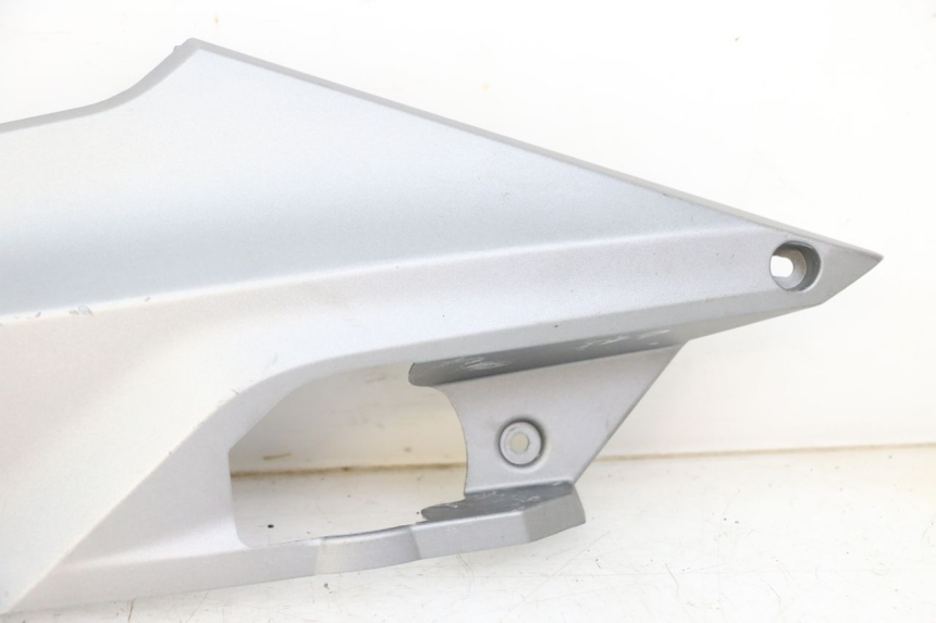 photo de OSŁONA POD LEWYM SIEDZENIEM SYM JOYMAX 125 (2010 - 2017) - Oznaczenia i referencje