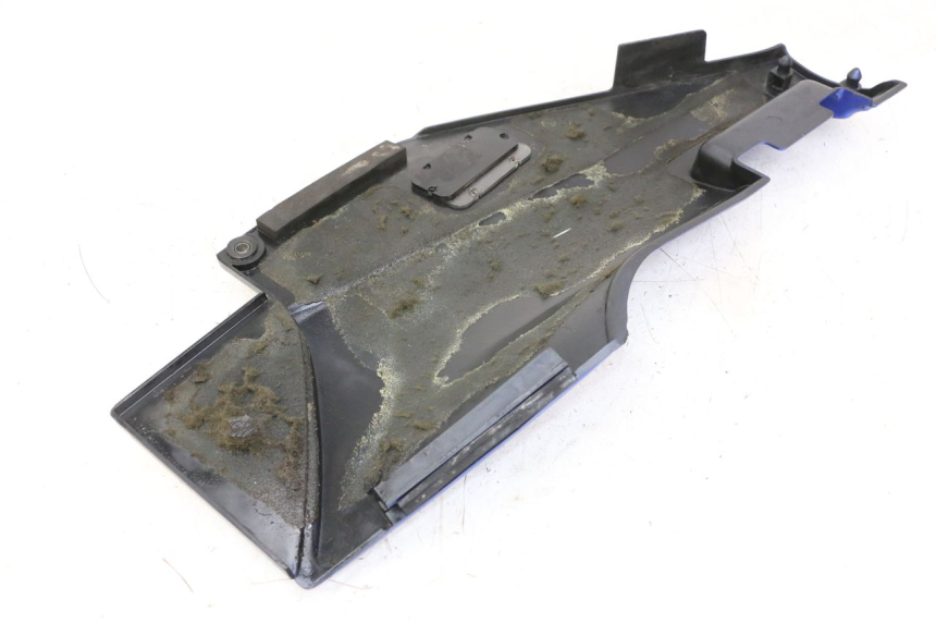 photo de OSŁONA POD LEWYM SIEDZENIEM KAWASAKI GTR 1000 (1994 - 2004) - Zoom stanu zużycia