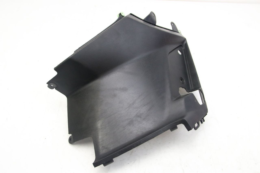 photo de OSŁONA POD LEWYM SIEDZENIEM PEUGEOT KISBEE 2T 50 (2018 - 2022) - Szczegół części