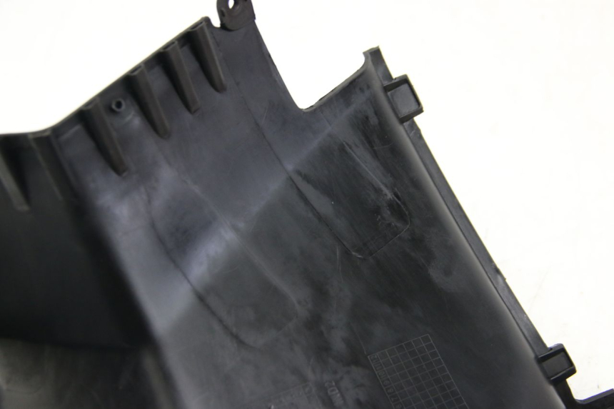 photo de OSŁONA POD LEWYM SIEDZENIEM PEUGEOT KISBEE 2T 50 (2018 - 2022) - Szczegóły charakterystyczne