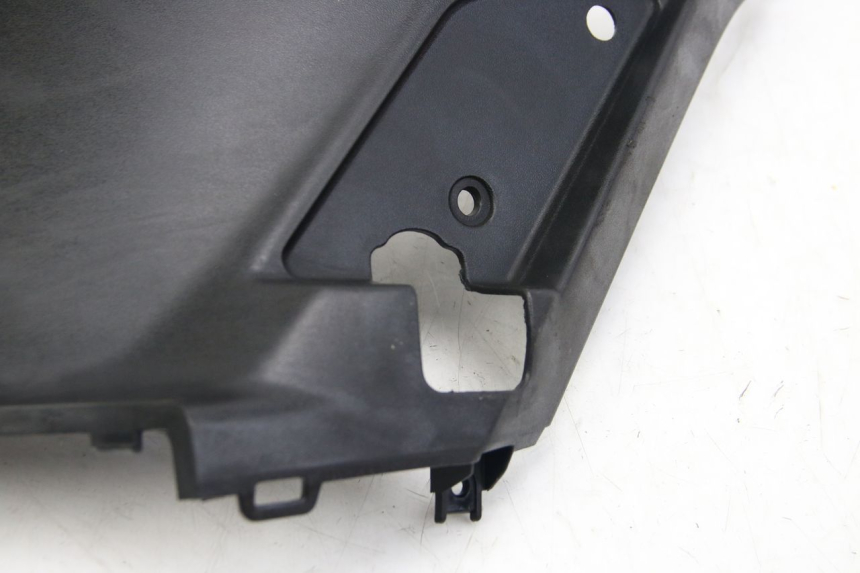 photo de OSŁONA POD LEWYM SIEDZENIEM PEUGEOT KISBEE 2T 50 (2018 - 2022) - Zoom stanu zużycia