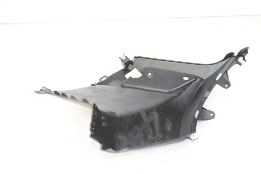 photo de OSŁONA POD LEWYM SIEDZENIEM PEUGEOT KISBEE 2T 50 (2018 - 2022) - Szczegół części