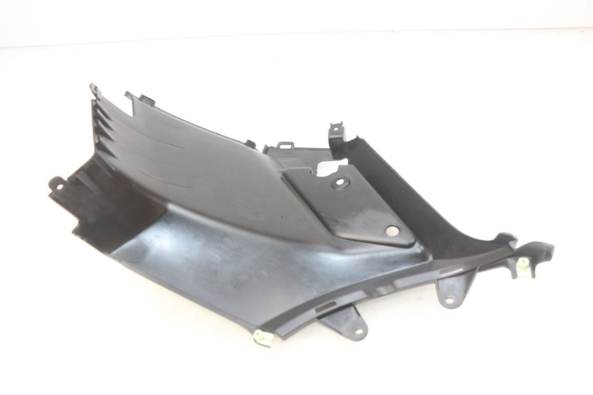 photo de OSŁONA POD LEWYM SIEDZENIEM PEUGEOT KISBEE 4T 50 (2018 - 2022) - Zoom stanu zużycia