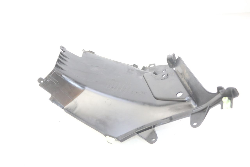 photo de OSŁONA POD LEWYM SIEDZENIEM PEUGEOT KISBEE 4T 50 (2018 - 2022) - Szczegół części