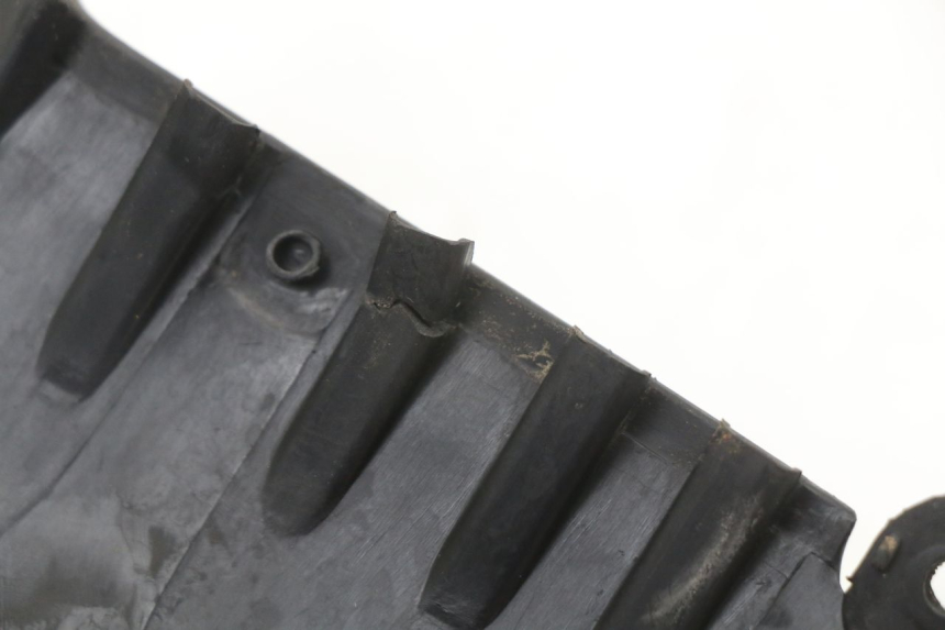 photo de OSŁONA POD LEWYM SIEDZENIEM PEUGEOT KISBEE 4T 50 (2018 - 2022) - Inny kąt widzenia