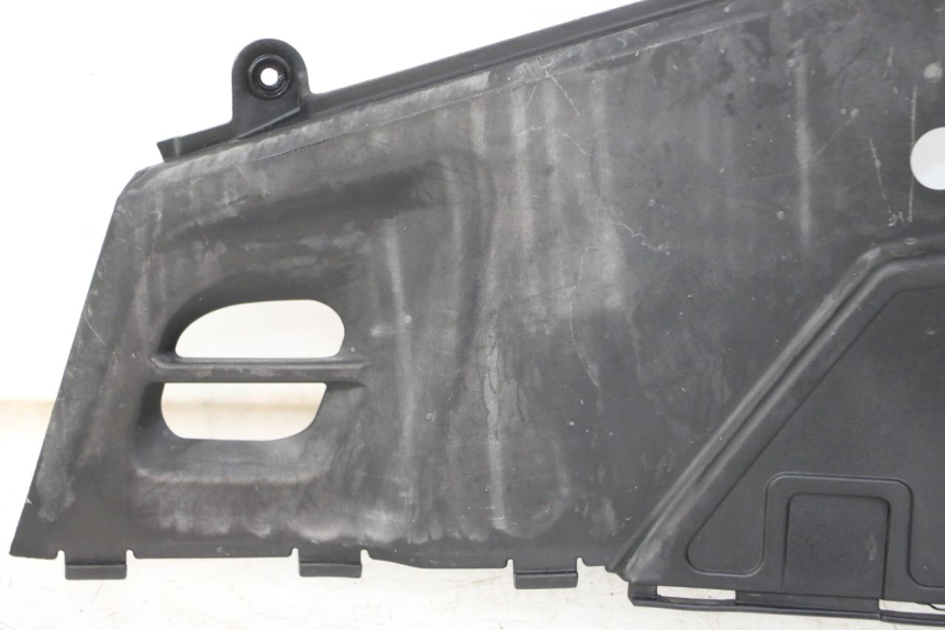 photo de OSŁONA POD LEWYM SIEDZENIEM KYMCO PEOPLE S 125 (2000 - 2008) - Zbliżenie techniczne