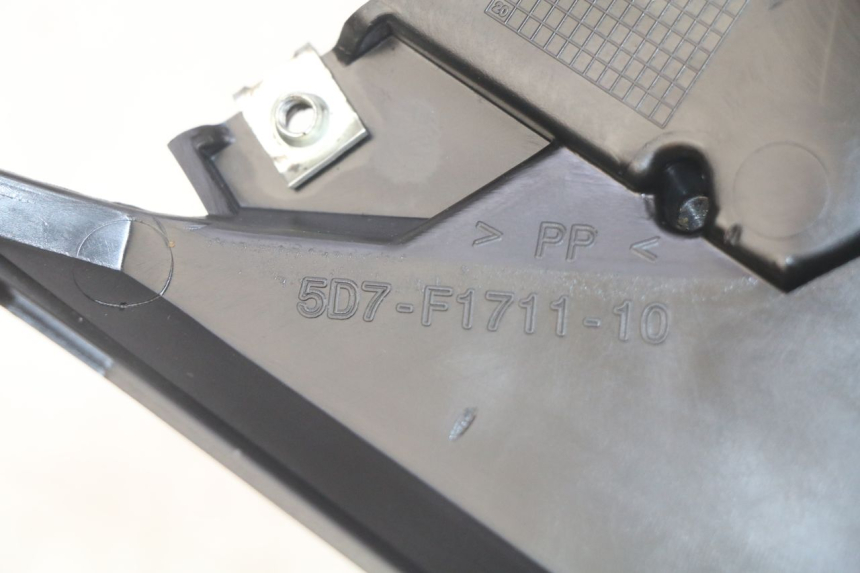 photo de OSŁONA POD LEWYM SIEDZENIEM YAMAHA MT ABS 125 (2014 - 2018) - Szczegół części