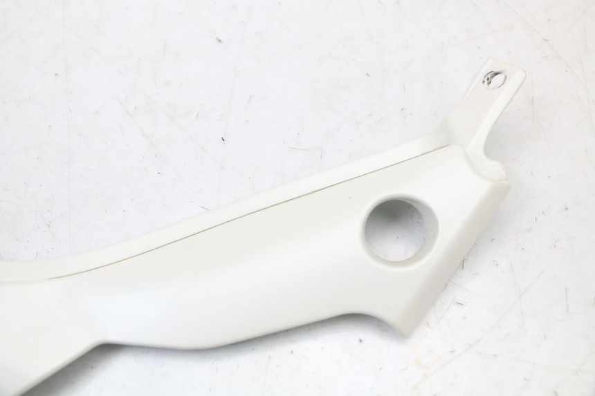 photo de OSŁONA POD LEWYM SIEDZENIEM MOTO GUZZI NORGE 8V GT 1200 (2011 - 2016) - Zoom stanu zużycia