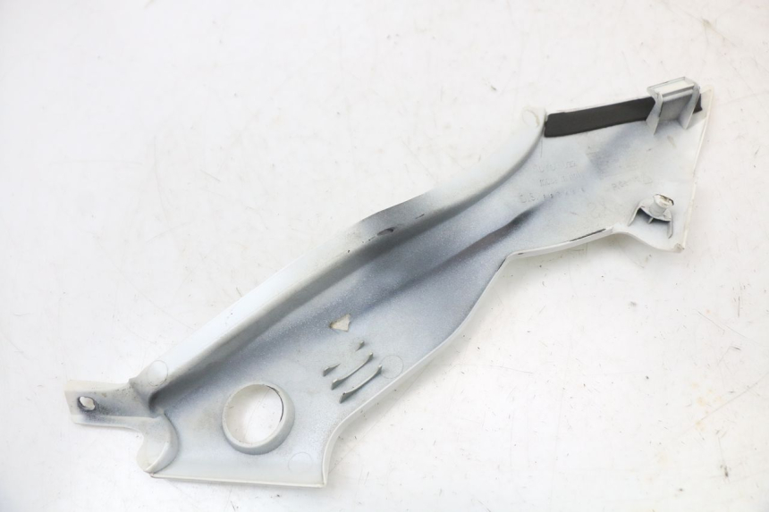 photo de OSŁONA POD LEWYM SIEDZENIEM MOTO GUZZI NORGE 8V GT 1200 (2011 - 2016) - Zbliżenie techniczne