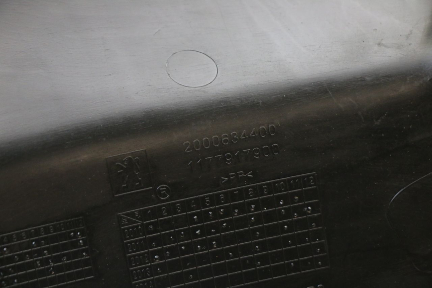 photo de OSŁONA POD LEWYM SIEDZENIEM PEUGEOT STREETZONE I 2T 50 (2018 - 2020) - Zbliżenie techniczne