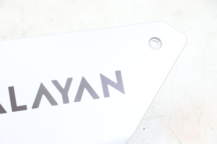 photo de OSŁONA POD LEWYM SIEDZENIEM ROYAL ENFIELD HYMALAYAN 410 (2016 - 2023) - Zbliżenie techniczne