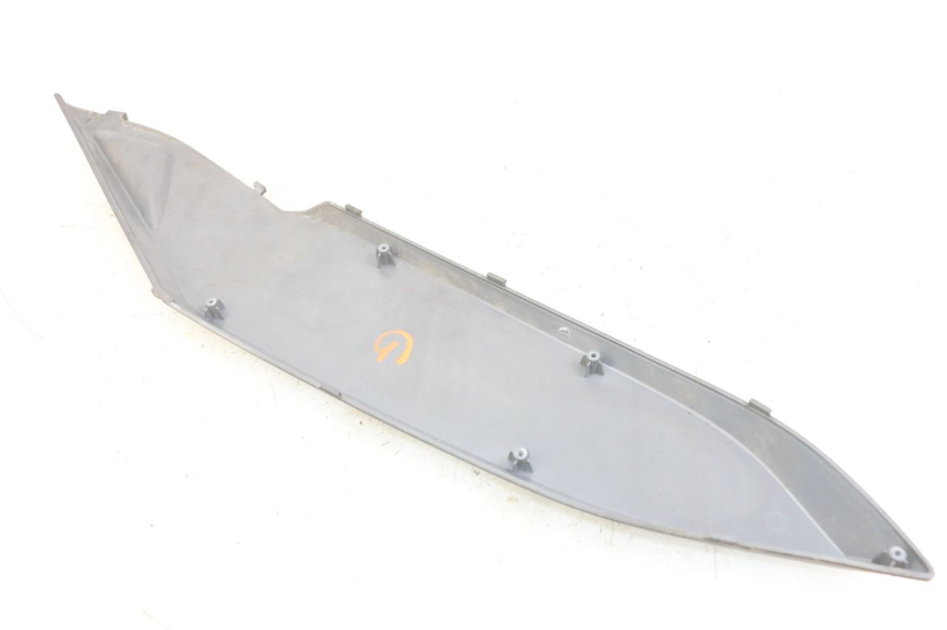 photo de OSŁONA POD LEWYM SIEDZENIEM DAELIM S3 125 (2010 - 2017) - Inny kąt widzenia