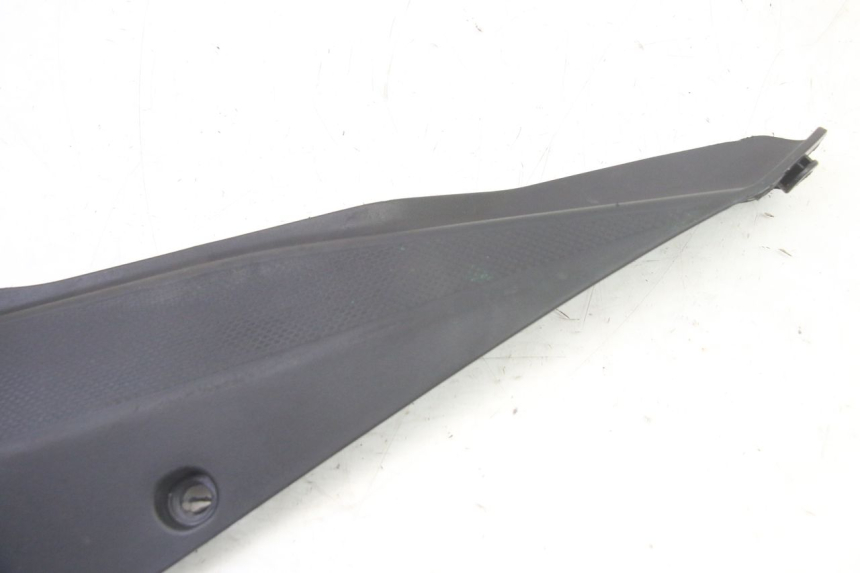 photo de OSŁONA POD LEWYM SIEDZENIEM GILERA SMT SUPERMOTARD 50 (2009 - 2017) - Zbliżenie techniczne