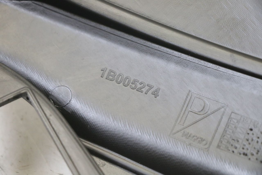 photo de OSŁONA POD LEWYM SIEDZENIEM APRILIA SR 2T 50 (2018 - 2022) - Zbliżenie techniczne