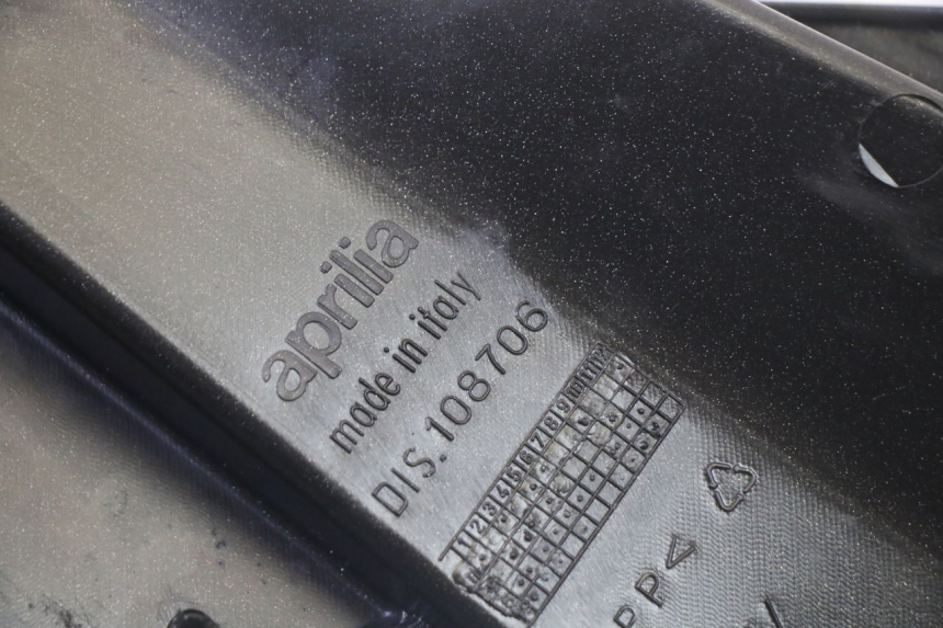 photo de OSŁONA POD LEWYM SIEDZENIEM APRILIA SR R 2T LC 50 (2018 - 2021) - Zbliżenie techniczne