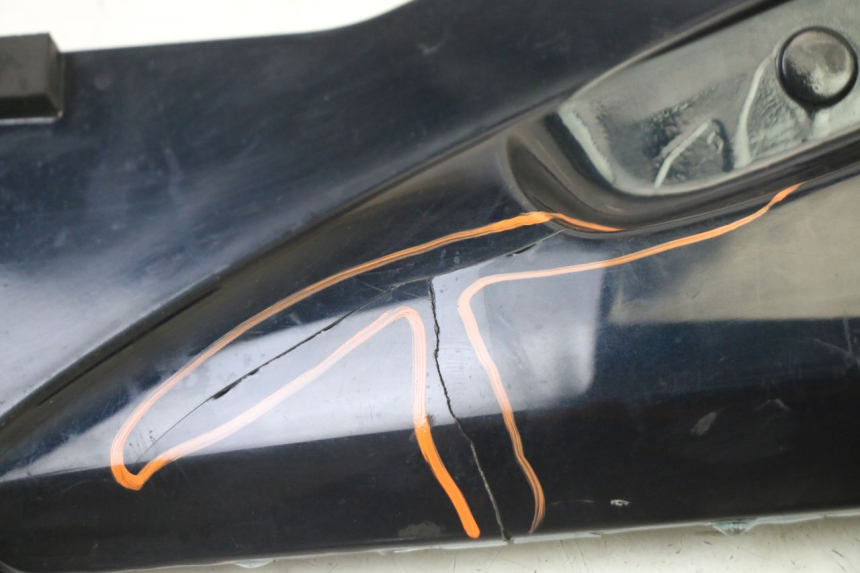 photo de OSŁONA POD LEWYM SIEDZENIEM HONDA ST PAN EUROPEAN 1300 (2002 - 2013) - Szczegół części