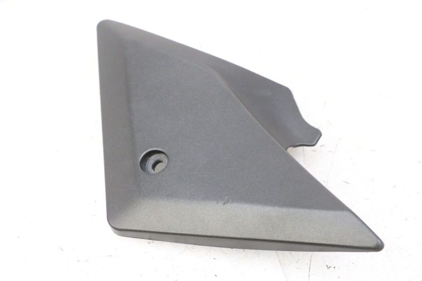 photo de OSŁONA POD LEWYM SIEDZENIEM SUZUKI SV S 650 (2003 - 2009) - Zoom stanu zużycia