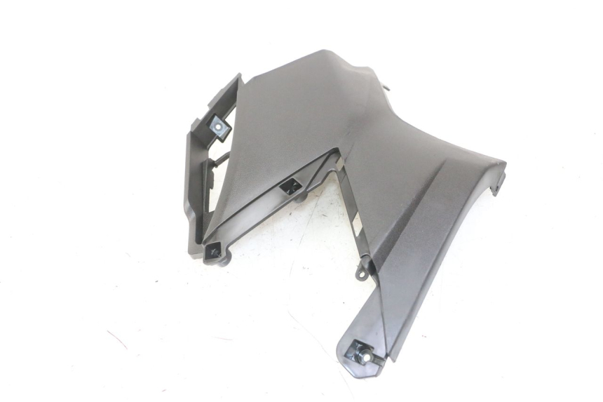 photo de OSŁONA POD LEWYM SIEDZENIEM APRILIA SXR 50 (2021 - 2023) - Zbliżenie techniczne