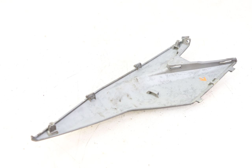 photo de OSŁONA POD LEWYM SIEDZENIEM SYM JET 14 4T 50 (2018 - 2022) - Zoom stanu zużycia