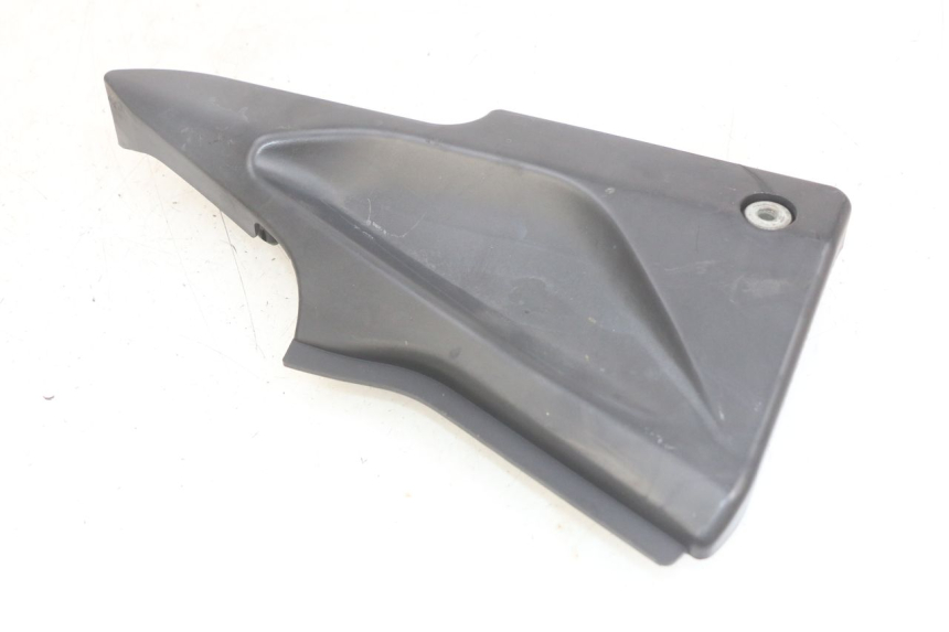 photo de OSŁONA POD LEWYM SIEDZENIEM DAELIM VJ ROADWIN FI 125 (2008 - 2017) - Szczegół części