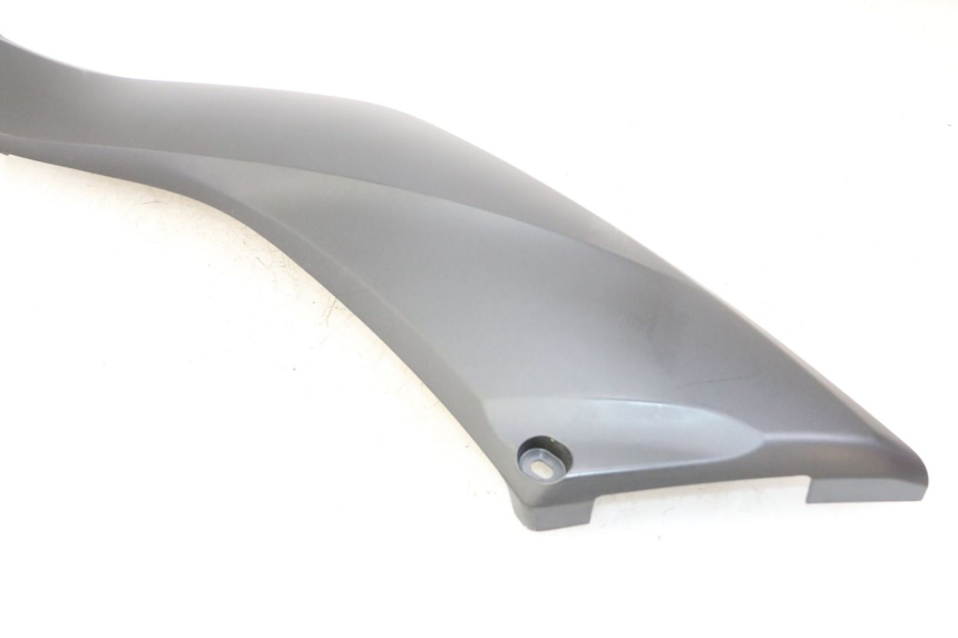 photo de OSŁONA POD LEWYM SIEDZENIEM YAMAHA XMAX X-MAX 125 (2021 - 2025) - Zbliżenie komponentów