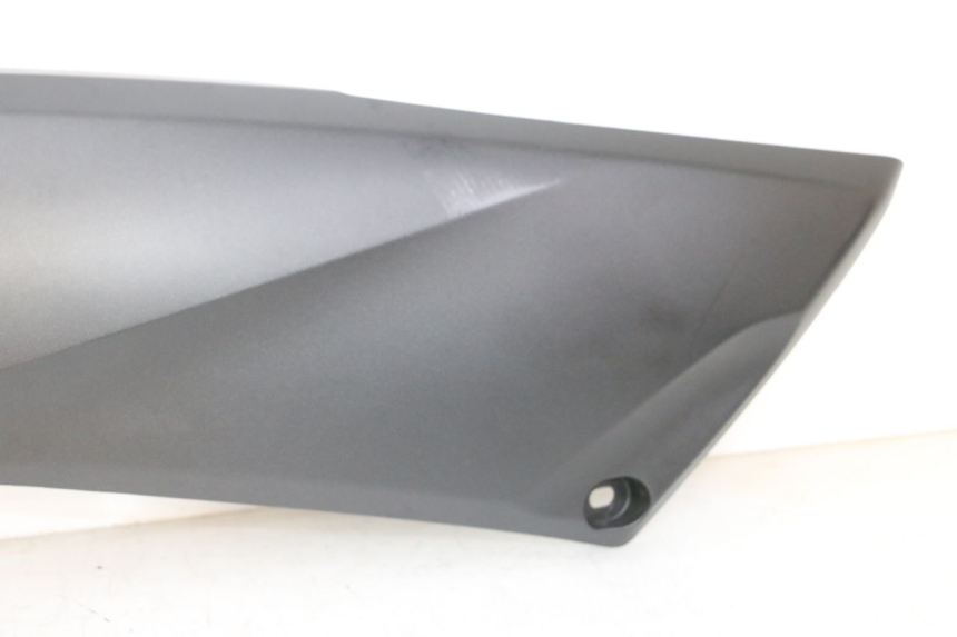 photo de OSŁONA POD LEWYM SIEDZENIEM YAMAHA XMAX X-MAX 125 (2021 - 2025) - Struktura - zbliżenie