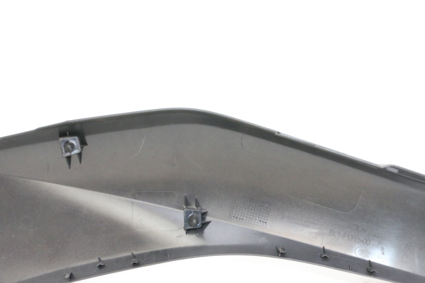 photo de OSŁONA POD LEWYM SIEDZENIEM YAMAHA XMAX X-MAX 125 (2021 - 2025) - Zbliżenie techniczne