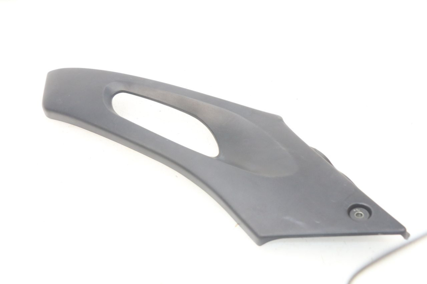 photo de OSŁONA POD LEWYM SIEDZENIEM SUZUKI XF FREEWIND 650 (1997 - 2003) - Zbliżenie techniczne