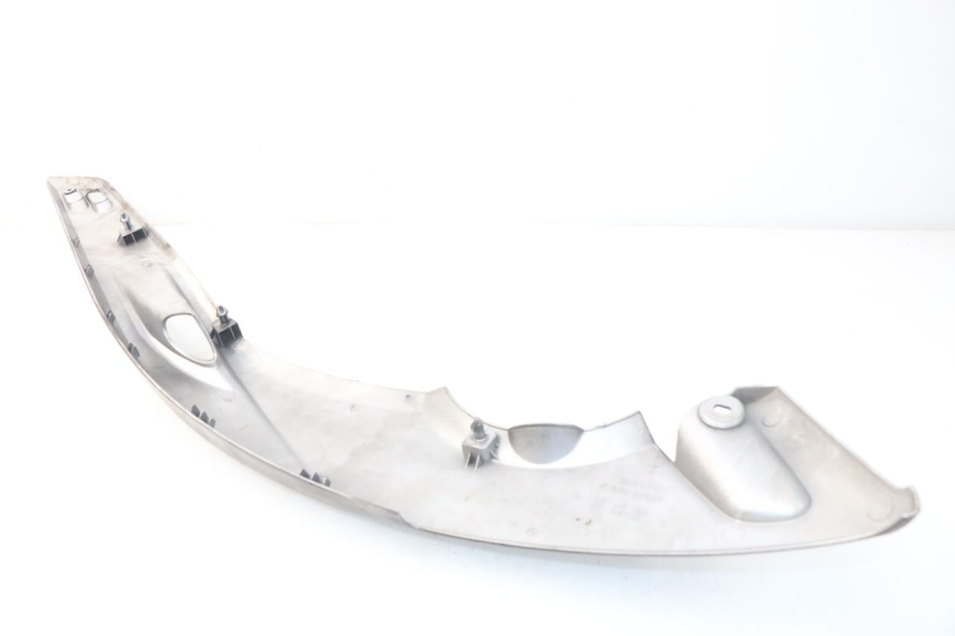 photo de OSŁONA POD LEWYM SIEDZENIEM YAMAHA XP T-MAX TMAX ABS 500 (2004 - 2007) - Zbliżenie techniczne