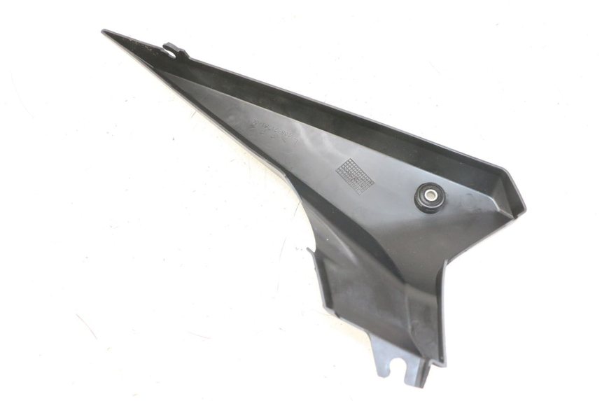 photo de OSŁONA POD LEWYM SIEDZENIEM YAMAHA XJ6 ABS 600 (2008 - 2016) - Szczegół części
