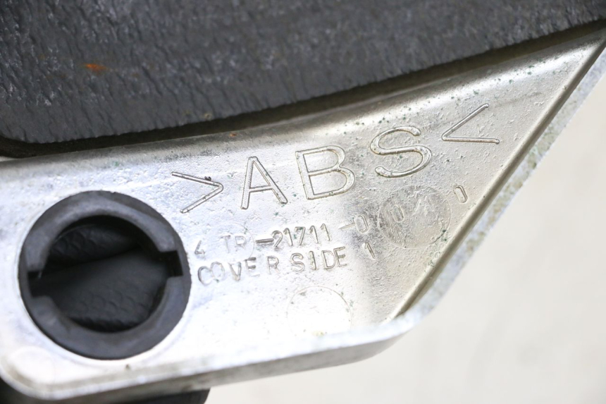 photo de OSŁONA POD LEWYM SIEDZENIEM YAMAHA XVS DRAG STAR DRAGSTAR 650 (1997 - 2007) - Inny kąt widzenia