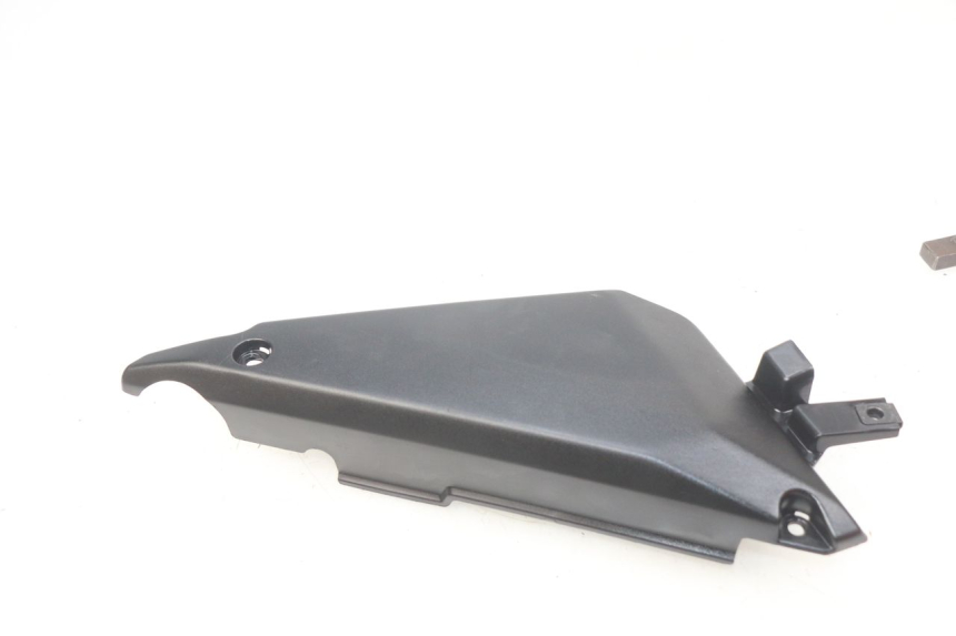 photo de OSŁONA POD LEWYM SIEDZENIEM KAWASAKI Z 650 (2016 - 2019) - Zbliżenie techniczne