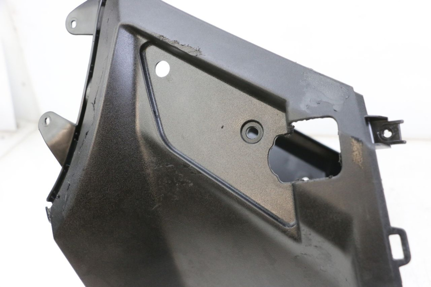 photo de OSŁONA POD SIEDZENIEM PEUGEOT STREETZONE 4T 50 (2018 - 2023) - Szczegół części