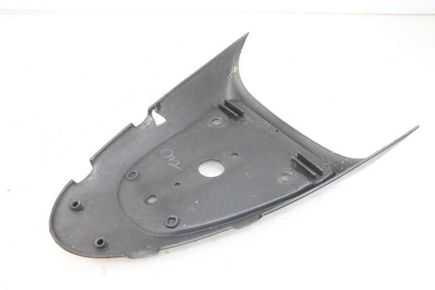 photo de OSŁONA POD SIODŁEM APRILIA SR CARB LC 2T 50 (2004 - 2012) - Szczegół części