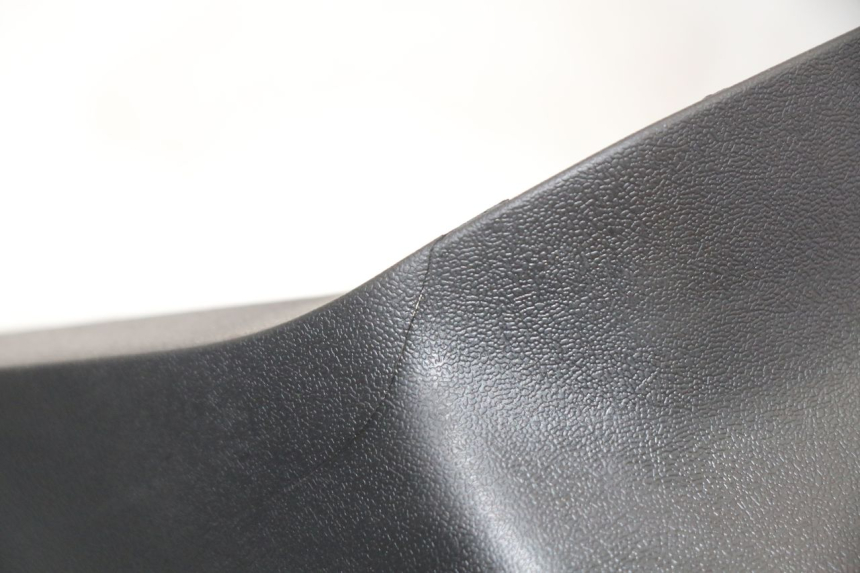 photo de OSŁONA POD SIEDZENIEM SUZUKI BURGMAN 125 (2018 - 2021) - Zoom stanu zużycia