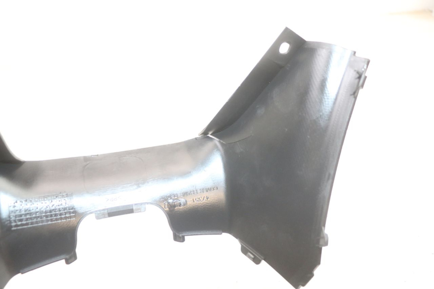 photo de OSŁONA POD SIEDZENIEM SUZUKI BURGMAN 125 (2018 - 2021) - Stan powierzchni