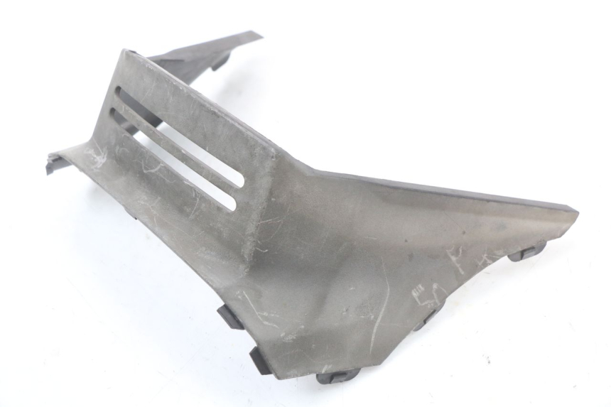 photo de OSŁONA POD SIEDZENIEM SUZUKI UH BURGMAN 125 (2002 - 2006) - Zoom stanu zużycia