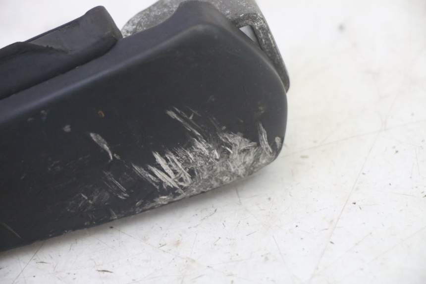 photo de PODNÓŻEK TYLNY PRAWY PIAGGIO FLY 4T 50 (2013 - 2017) - Zoom stanu zużycia